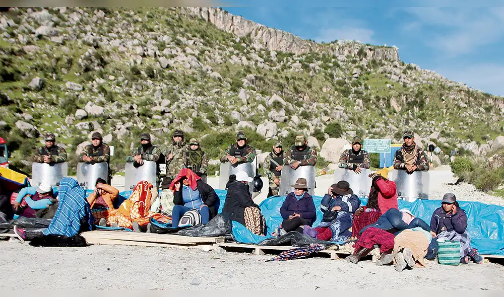 Comuneros no levantan bloqueo y se alistan para prolongarlo