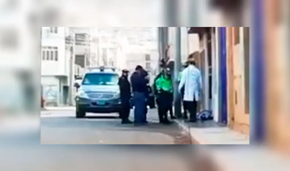 El cuerpo sin vida estaba tendido en plena vía pública en la ciudad de Puno. El cuerpo sin vida estaba tendido en plena vía pública en la ciudad de Puno.