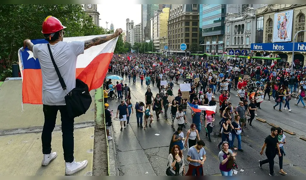 CHILE /// SIGUE LAS PROTESTAS EN SANTIAGO LA MISMA QUE SE INICIO EL 18 DE OCTUBRE DEL 2019 DESPUES QUE EL GOBIERNO AUMENTARA EL PRECIO DE LOS PASAJES DEL METRO , EL 25 DE OCTUBRE DEL 2019 ( UNA SEMANA DE PROTESTAS ) MAS DE UN MILLON DE CHILENOS SE REUNIERON EN LA PLAZA ITALIA DE SANTIAGO PARA EXIGIR AL GOBIERNO CAMBIOS PROFUNDOS , PIDIERON EL RETIRO DE LEYES QUE FAVORECEN A LOS MAS RICOS Y LA ELIMINACION DE LAS QUE AFECTAN A LOS TRABAJADORES , CAMBIO DEL REGIMEN DE PENSIONES , HASTA LA RENUNCIA DEL PRESIDENTE SEBASTIAN PI—ERA Y OTROS PUNTOS People demonstrate in Santiago, on October 25, 2019, a week after violence protests started. - Demonstrations against a hike in metro ticket prices in Chile's capital exploded into violence on October 18, unleashing widening protests over living costs and social inequality. (Photo by Martin BERNETTI / AFP) CHILE /// SIGUE LAS PROTESTAS EN SANTIAGO LA MISMA QUE SE INICIO EL 18 DE OCTUBRE DEL 2019 DESPUES QUE EL GOBIERNO AUMENTARA EL PRECIO DE LOS PASAJES DEL METRO , EL 25 DE OCTUBRE DEL 2019 ( UNA SEMANA DE PROTESTAS ) MAS DE UN MILLON DE CHILENOS SE REUNIERON EN LA PLAZA ITALIA DE SANTIAGO PARA EXIGIR AL GOBIERNO CAMBIOS PROFUNDOS , PIDIERON EL RETIRO DE LEYES QUE FAVORECEN A LOS MAS RICOS Y LA ELIMINACION DE LAS QUE AFECTAN A LOS TRABAJADORES , CAMBIO DEL REGIMEN DE PENSIONES , HASTA LA RENUNCIA DEL PRESIDENTE SEBASTIAN PI—ERA Y OTROS PUNTOS People demonstrate in Santiago, on October 25, 2019, a week after violence protests started. - Demonstrations against a hike in metro ticket prices in Chile's capital exploded into violence on October 18, unleashing widening protests over living costs and social inequality. (Photo by Martin BERNETTI / AFP)