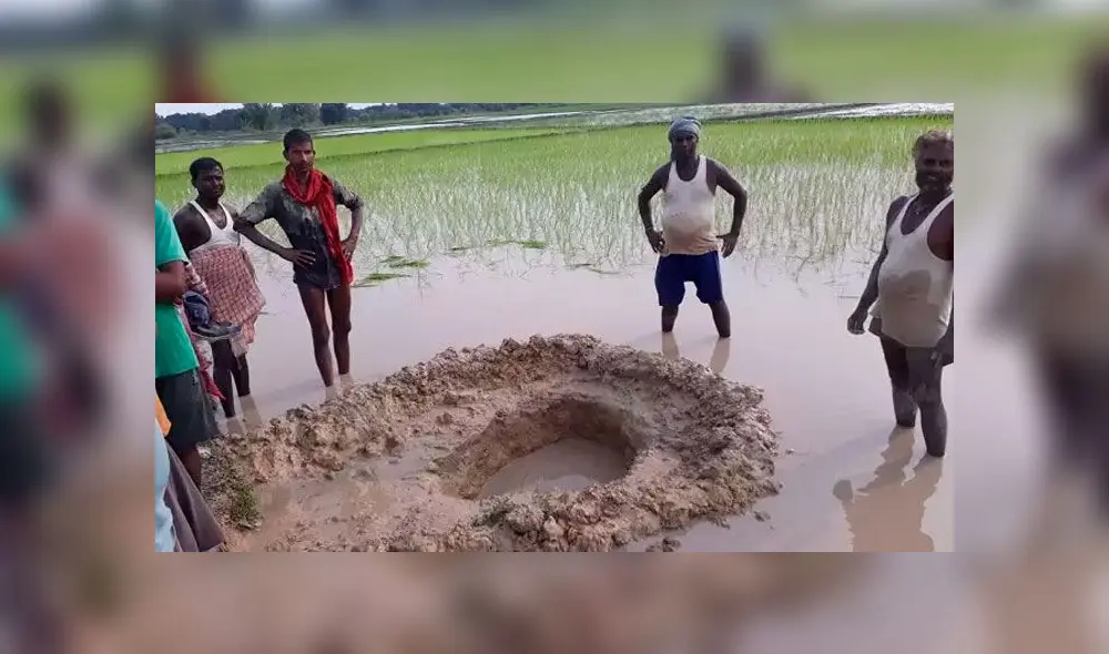 Un meteorito descendió del cielo y estrelló contra un campo de arroz en la India. Foto: The Guardian. Un meteorito descendió del cielo y estrelló contra un campo de arroz en la India. Foto: The Guardian.