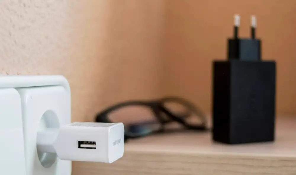 Conoce qué sucede si cargas el móvil con accesorios de otras marcas.