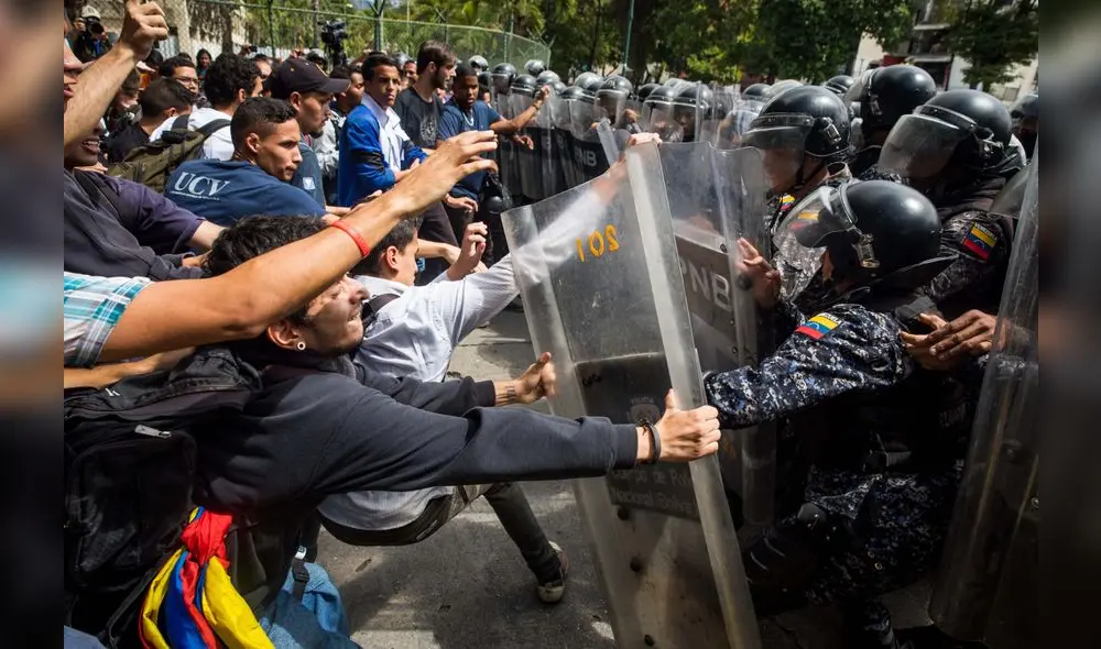 Universitarios y policías se enfrentan en Caracas