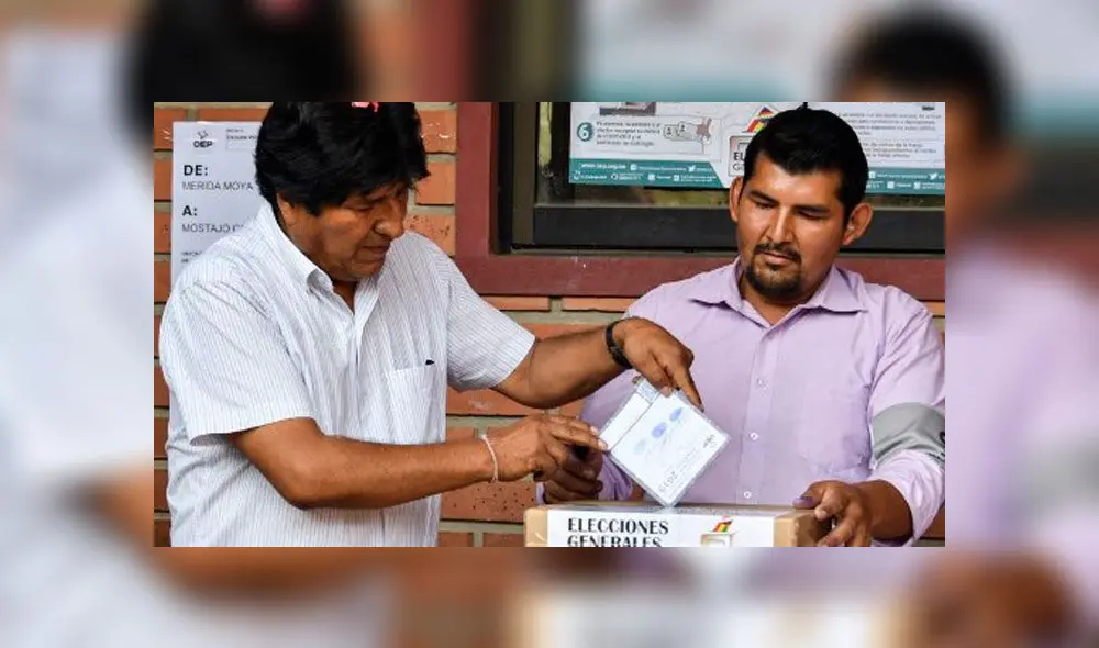 Evo Morales en medio del sufragio. Foto: AFP.