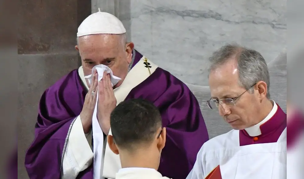 El pontífice llegó a bordo de su "papamóvil" y luego saludó a los fieles, algunos con mascarillas quirúrgicas. Foto: AFP. El pontífice llegó a bordo de su "papamóvil" y luego saludó a los fieles, algunos con mascarillas quirúrgicas. Foto: AFP.