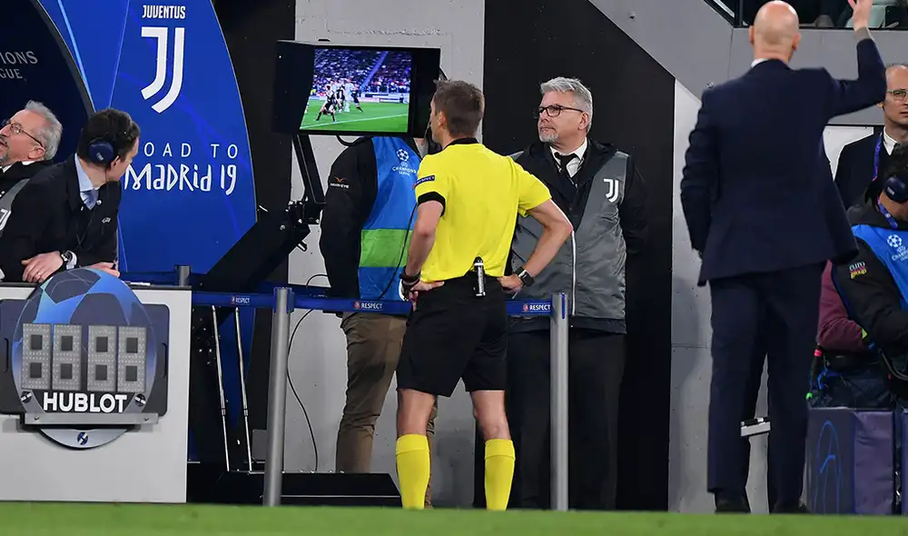 La Champions League podría prescindir del VAR cuando se reanude evitar riesgos de contagio de COVID-19 en la sala donde se analizan las jugadas.
