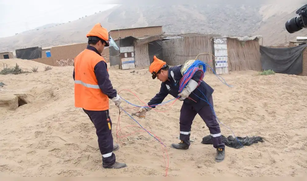 Personal retira sistema de cables clandestinos. Personal retira sistema de cables clandestinos.