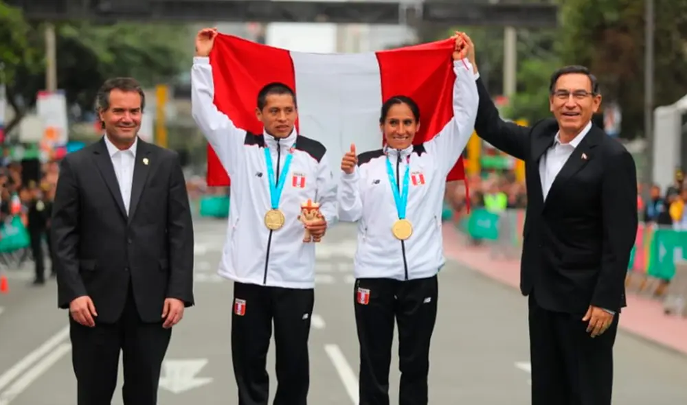 Presidente Martín Vizcarra premió a Gladys Tejada y Cristhian Pacheco. Foto: Martín Vizcarra. Presidente Martín Vizcarra premió a Gladys Tejada y Cristhian Pacheco. Foto: Martín Vizcarra.