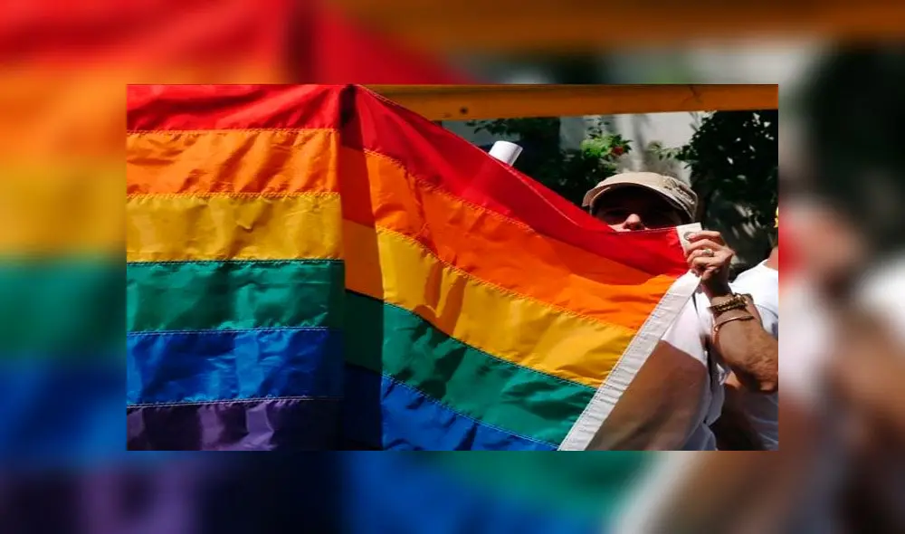 Bandera LGTBI en la marcha por el orgullo gayFoto: EFE