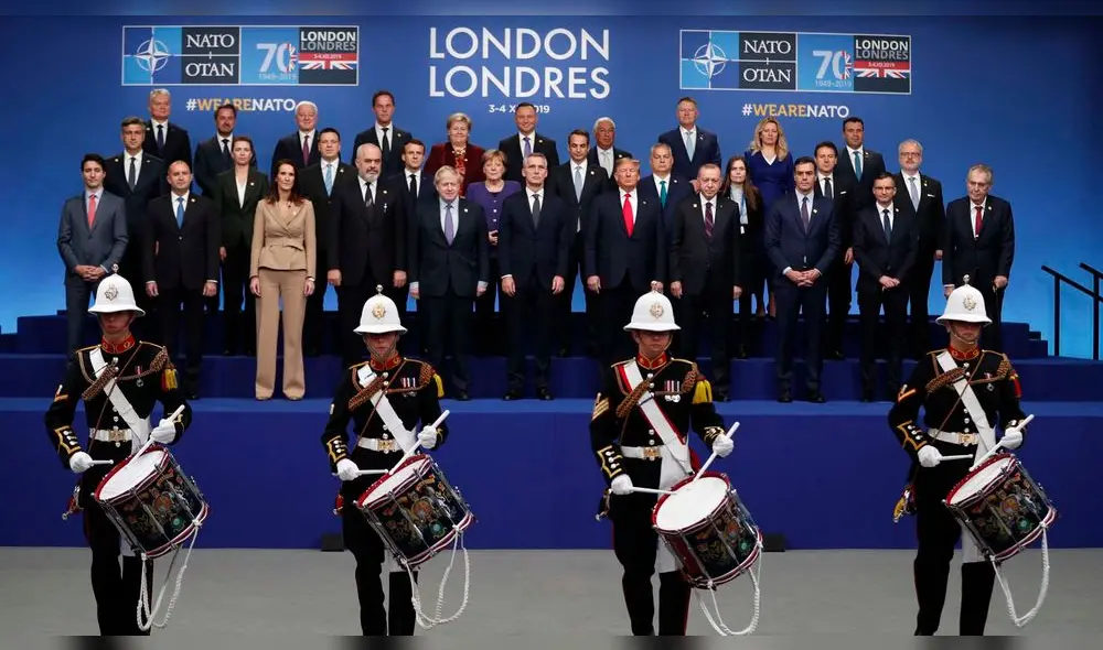 Jefes de gobierno de la OTAN en la fotografía oficial.