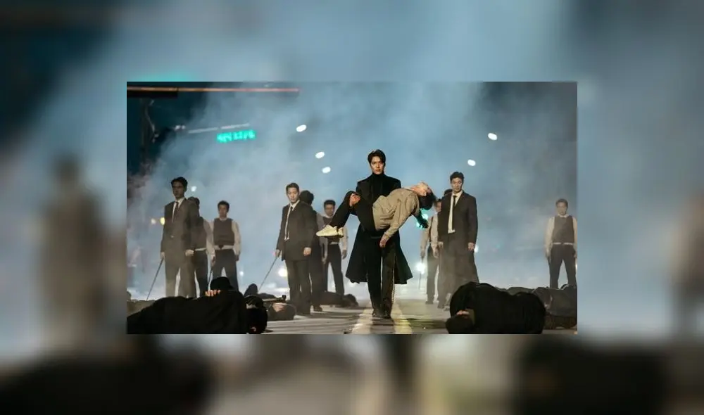 Lee Min Ho rescatando a  Kim Go Eun en el episodio 11 de The King: The Eternal Monarch (SBS, 2020)