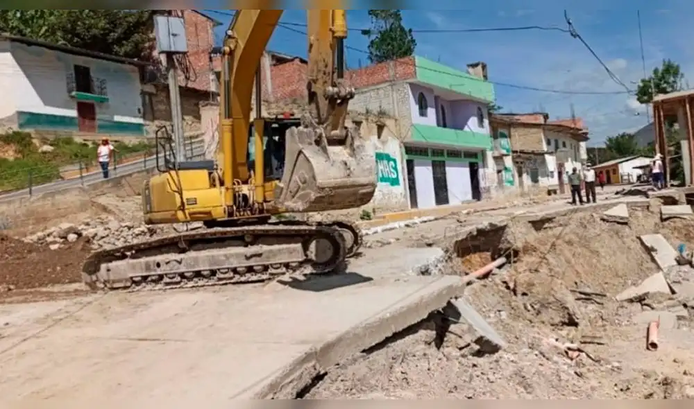 Maquinaria limpia zona de deslizamiento en Sócota Cajamarca