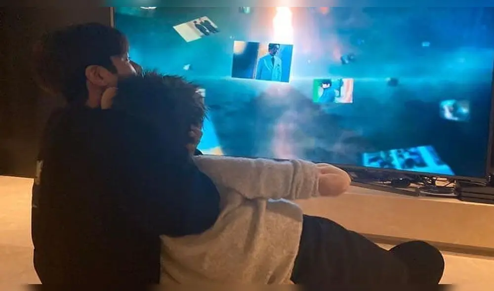 Desliza para ver más fotos de Lee Min Ho mirando el capítulo 14 de The king Eternal monarch, dorama de Netflix.