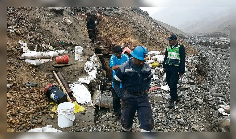 Sepultados. Mineros quedaron atrapados por huaico dentro de un socavón de 800 metros.
