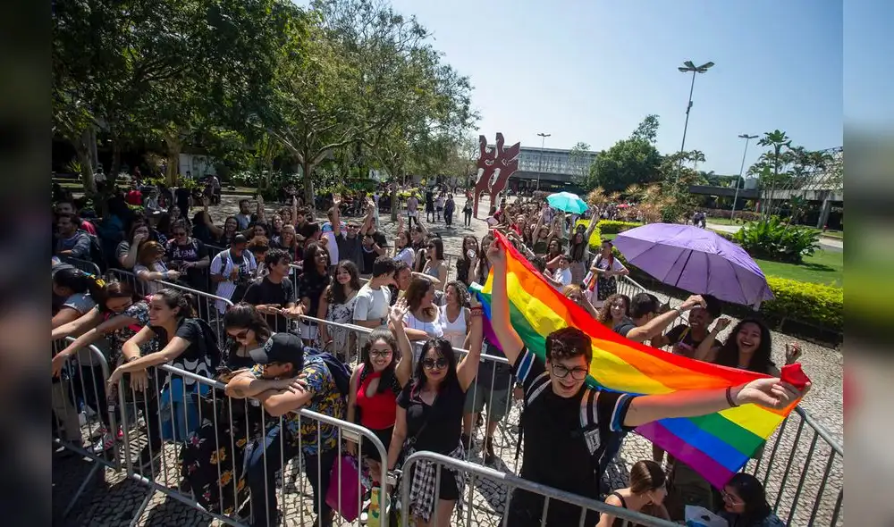 En la Feria del Libro de la Bienal de Río (Bienal do Livro do Rio) decenas de personas hacen una cola para obtener uno de los 14,000 libros de temas LGBT.