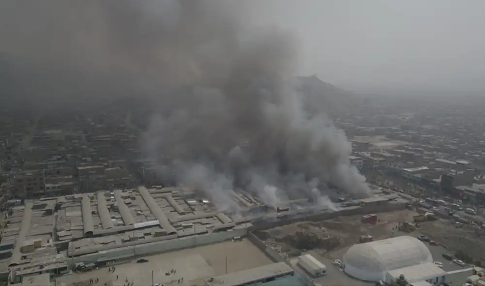 Se desconocen causas de incendio en el mercado conocido como 'La Cachina Fashion' . Foto: Flavio Matos / La República Se desconocen causas de incendio en el mercado conocido como 'La Cachina Fashion' . Foto: Flavio Matos / La República