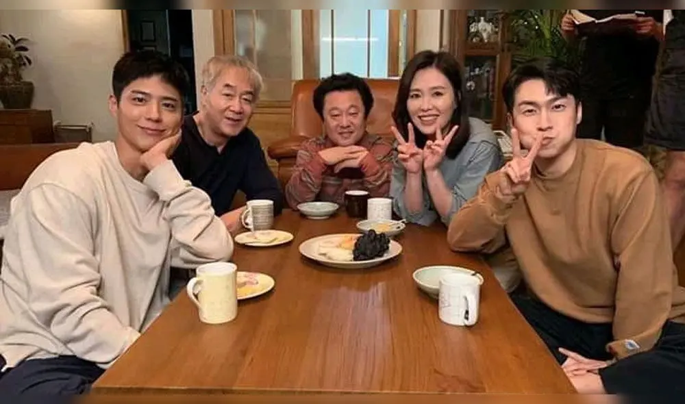 Desliza para ver más fotografías del actor de Record of youth, Park Bo Gum previo a cumplir su servicio militar. Créditos: tvN