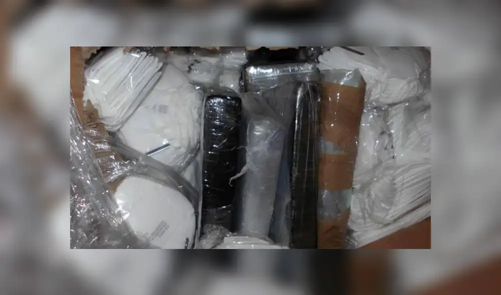 Policía encontró un paquete de cocaína valorizado en más de un millón de dólares dentro de un cargamento de barbijos. Foto: Twitter Policía encontró un paquete de cocaína valorizado en más de un millón de dólares dentro de un cargamento de barbijos. Foto: Twitter