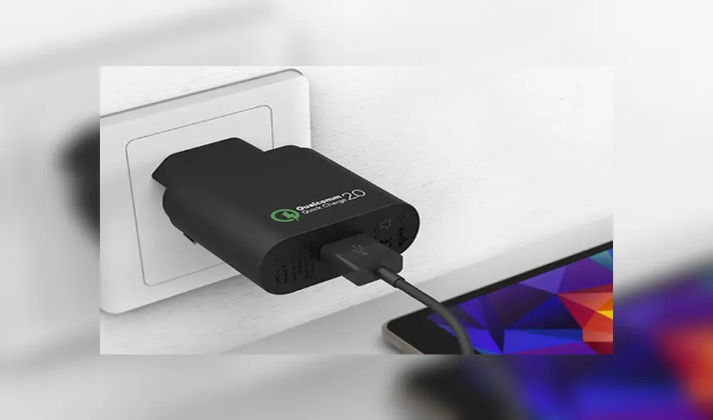 Si la cosa es al revés, lo más probable es que te demores horas en cargar un smartphone moderno con un cargador antiguo. Foto: Xataka