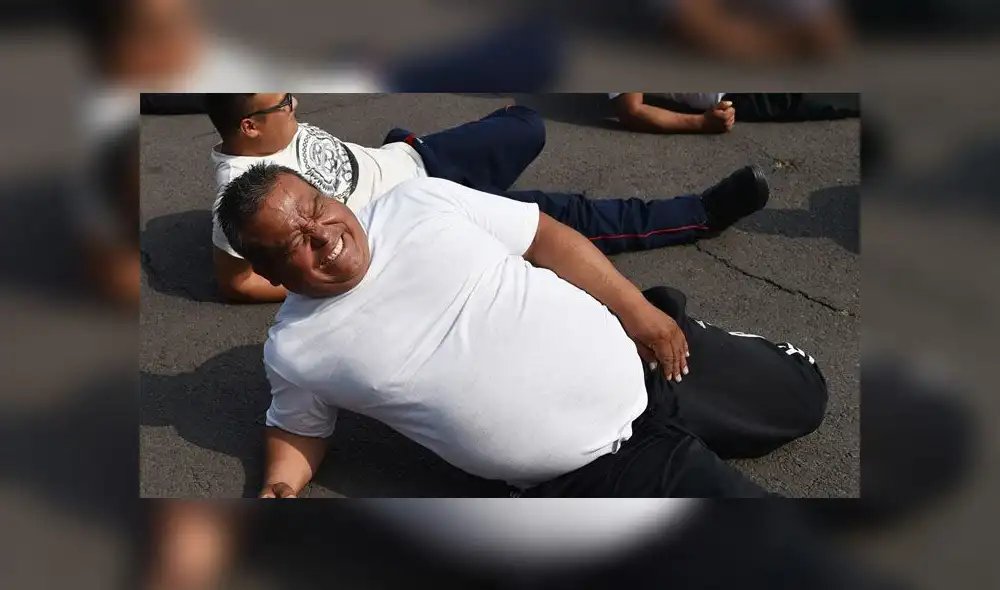 Los policías vienen haciendo ejercicios bajo el mando de un instructor. Foto: AFP