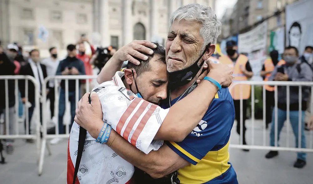 Llanto. Hinchas de River Plate y Boca Juniors unidos en la pena.