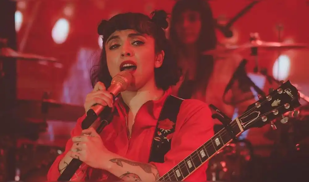 La artista chilena compartió imagen con su baterista en uno de sus shows. Fotos: Instagram.