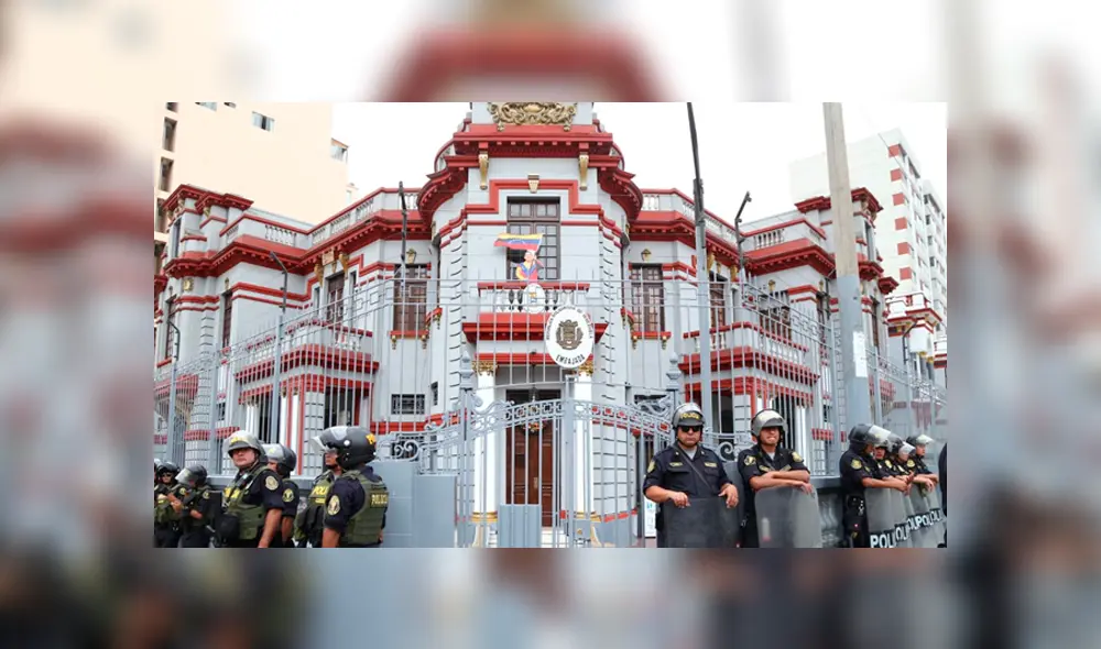 Venezolanos en Perú protestan contra Nicolás Maduro frente a la Embajada
