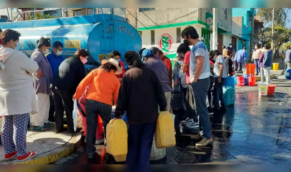 Ciudadanos rompen el distanciamiento social por falta de agua potable.  Foto: Sedapar.