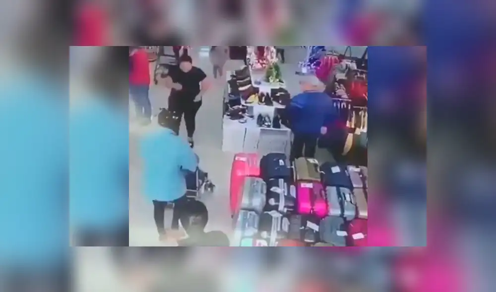 Mujer intenta llevarse a un niño ante distracción de la madre en una tienda [VIDEO]