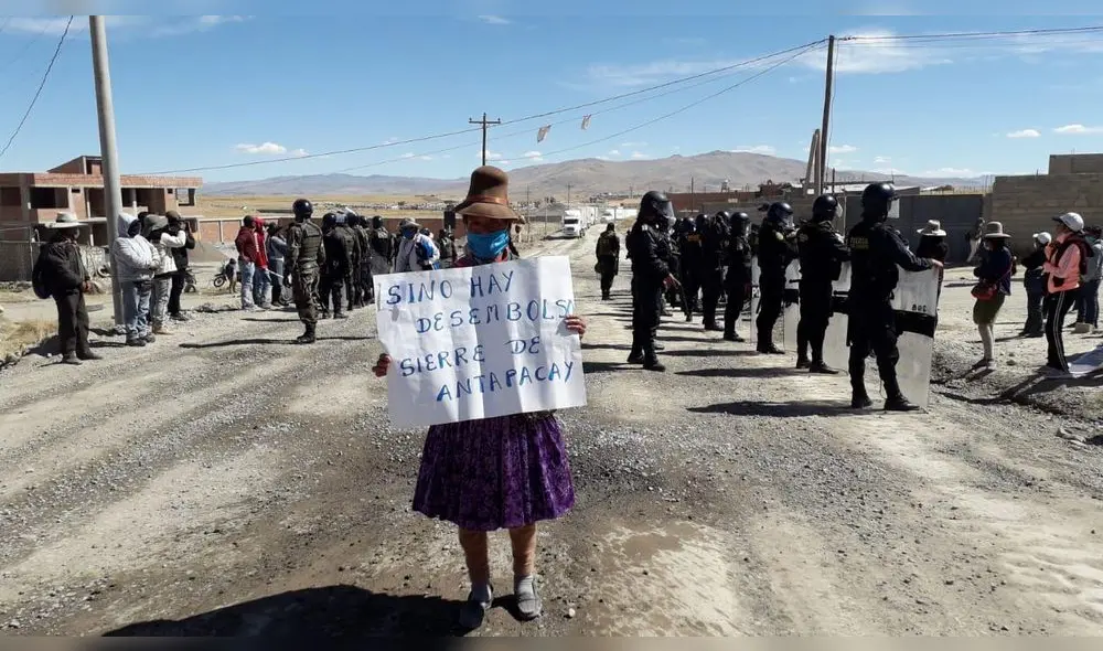 CORREDOR MINERO. Población de Espinar llegó hasta el corredor vial para impedir el paso de los camiones de las mineras. CORREDOR MINERO. Población de Espinar llegó hasta el corredor vial para impedir el paso de los camiones de las mineras.