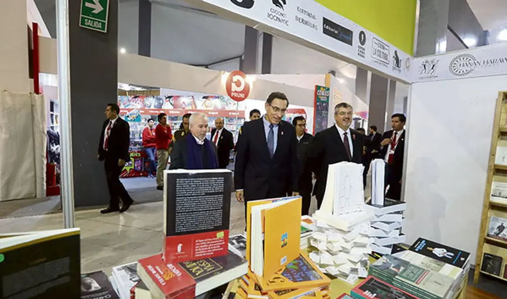 Entre libros. El presidente se pasea en el recinto ferial.