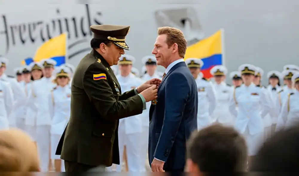 Policía colombiana condecora a David Miscavige, líder de la cienciología