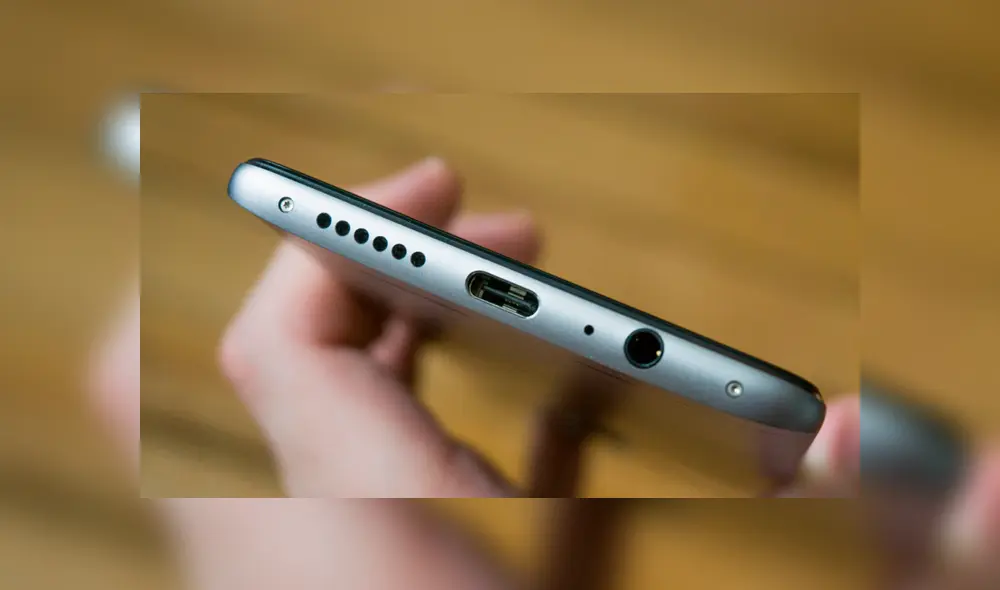 Limpia el puerto USB donde conectar el cargador con un cepillo.