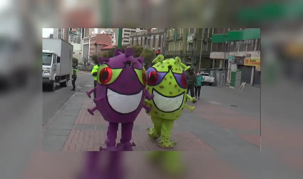 Un par de oficiales se disfrazaron para concientizar a la gente sobre las medidas para evitar el coronavirus.