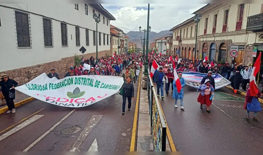 Ciudadanos del distrito de Yanatile (Calca), que viven a más de 7 horas de la ciudad del Cusco, participan de la movilización. Foto: Alexander Flores/URPI