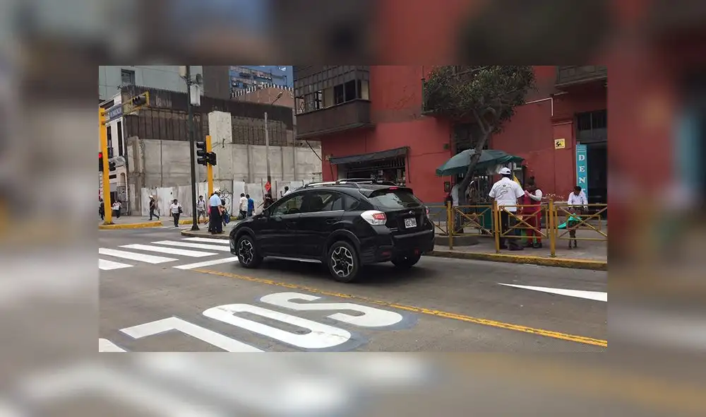 #YoDenuncio: vehículo invade vía particular de Metropolitano