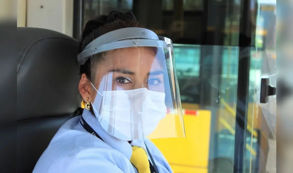 Algunos conductores llevan protectores faciales.