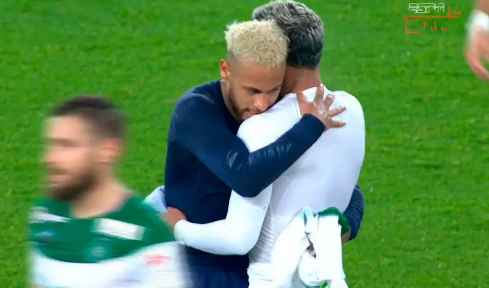 Neymar cambió camiseta con Miguel Trauco en el final del partido entre el PSG y Saint-Étienne. | Foto: ESPN Neymar cambió camiseta con Miguel Trauco en el final del partido entre el PSG y Saint-Étienne. | Foto: ESPN