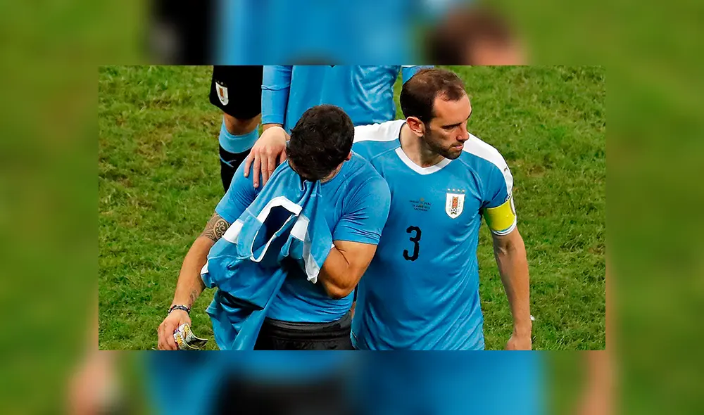 Pedro Gallese se acercó a Luis Suárez para consolarlo tras la eliminación de Uruguay en la Copa América 2019. (Foto: EFE)