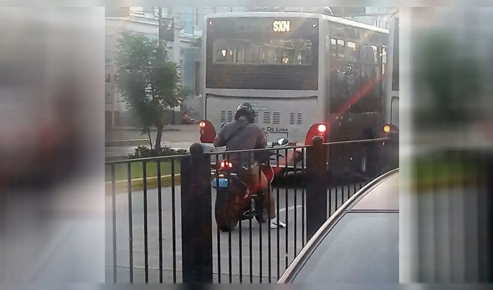 Motociclista transita por la vía exclusiva del Metropolitano