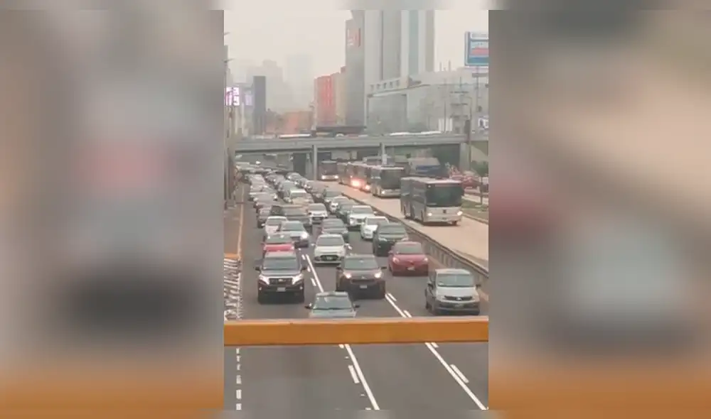 Vía Facebook: Malos choferes evitaron el tráfico en la Vía Expresa haciendo esta "criollada" |VIDEO