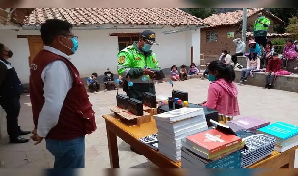 Donaron más libros y radios para los 60 niños escolares de esta comunidad. Foto: Facebook.