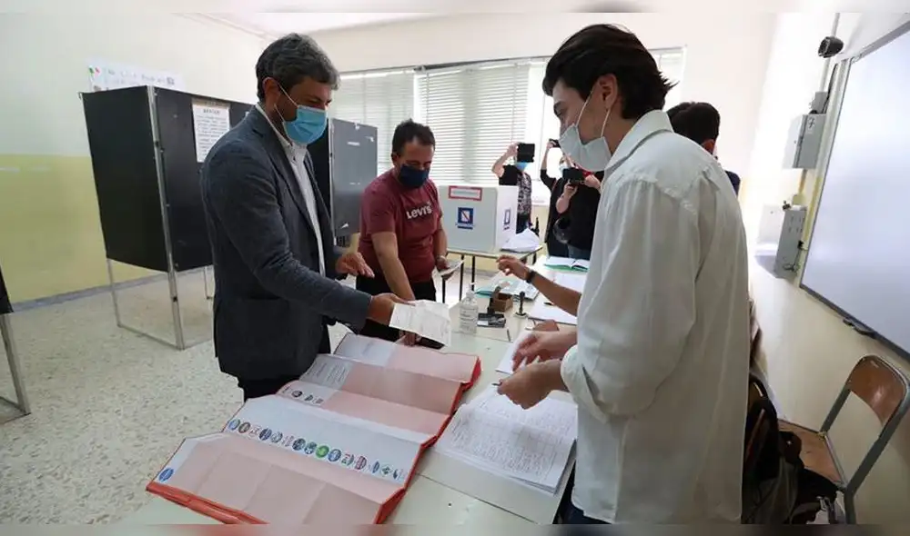 Italia, en medio de la pandemia, celebra un referéndum para decidir si reduce a un tercio el número de diputados. Foto: EFE Italia, en medio de la pandemia, celebra un referéndum para decidir si reduce a un tercio el número de diputados. Foto: EFE