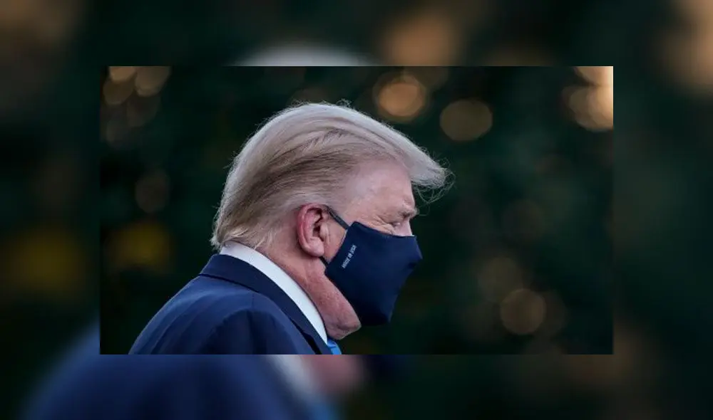 Trump a las afueras de la Casa Blanca con una mascarilla negra. Foto: AFP Trump a las afueras de la Casa Blanca con una mascarilla negra. Foto: AFP