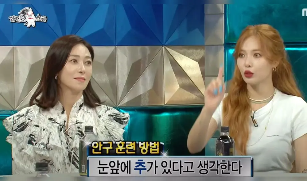 Desliza para ver más fotos de HyunA en el programa Radio star. Créditos: MBC