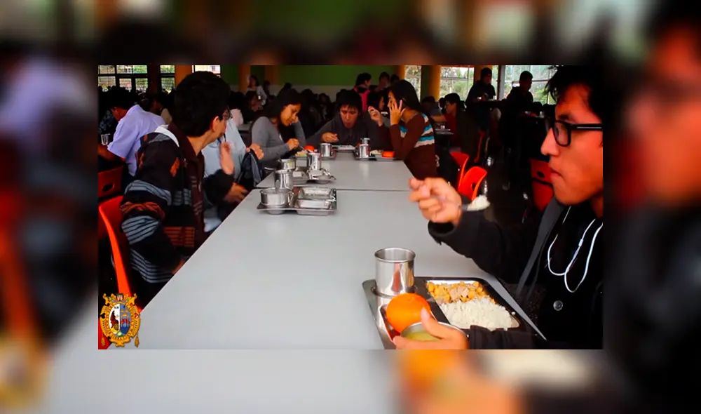 Video es viral en Facebook. Aprovechando el ‘almuerzo especial’, varios alumnos de la UNMSM volvieron tendencia el pegajoso ‘reggaetón del gusano’. Foto: Captura.