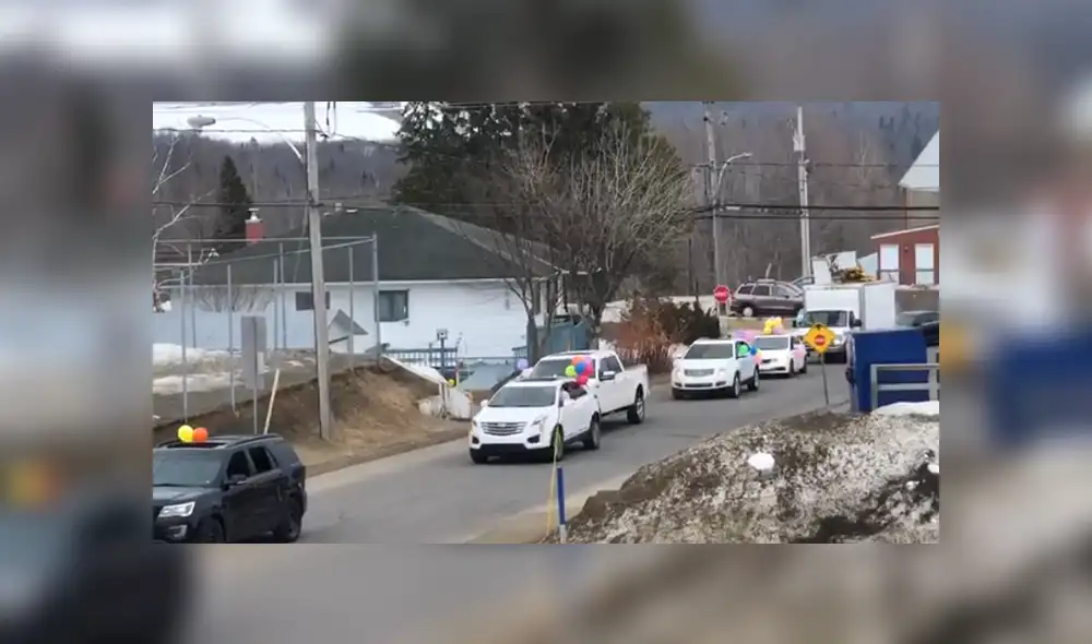 A través de YouTube se hizo viral el momento en que le celebran el cumpleaños a una abuela en plena cuarentena.