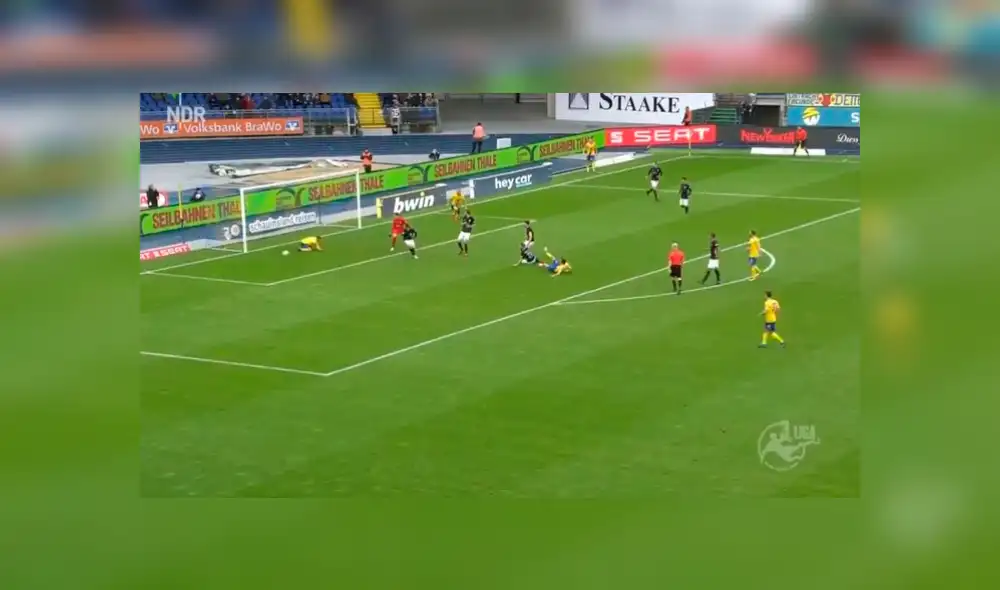 Jugador no pudo anotar su gol y evitó el de un compañero en la misma jugada [VIDEO]