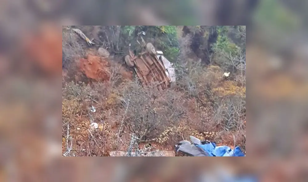 Volcadura de camioneta deja un muerto y dos heridos.