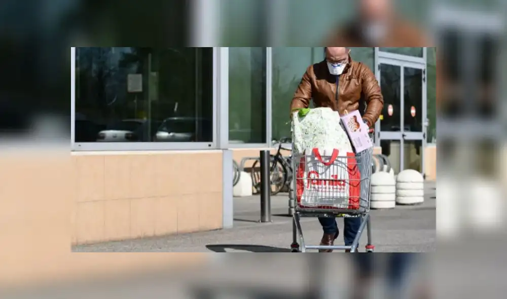 La orden exige a las tiendas hacer cumplir la distancia de separación. Fuente: Napolike.it.