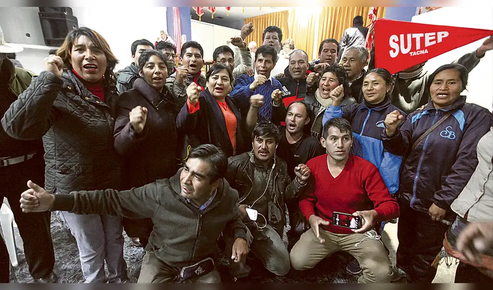 Huelga se mantiene en pie y el fujimorismo interfiere en el diálogo Huelga se mantiene en pie y el fujimorismo interfiere en el diálogo